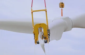 Levage d’une pale d’éolienne