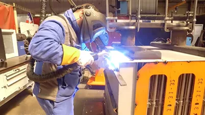 Soudeur à l’atelier